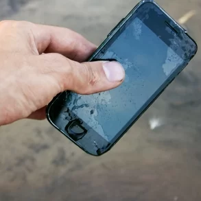 Телефон упал в воду: что делать, и как просушить, чтобы спасти